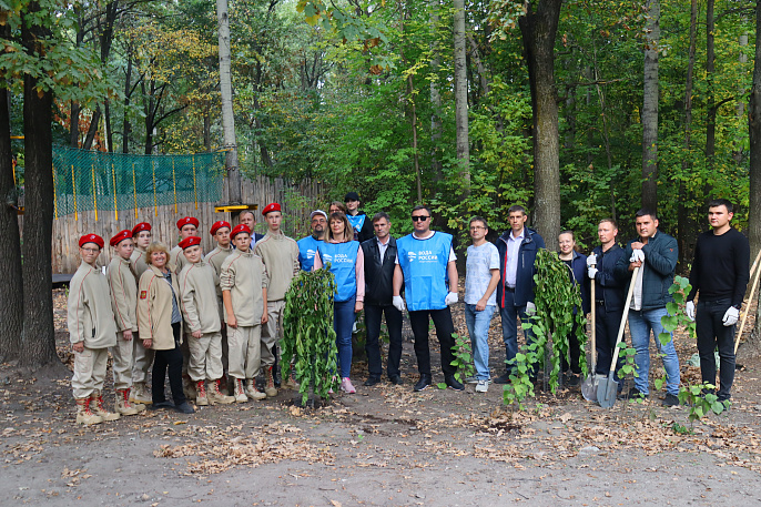 В Ульяновске прошла акция по уборке территории и высадке деревьев в ООПТ "Парк победы"