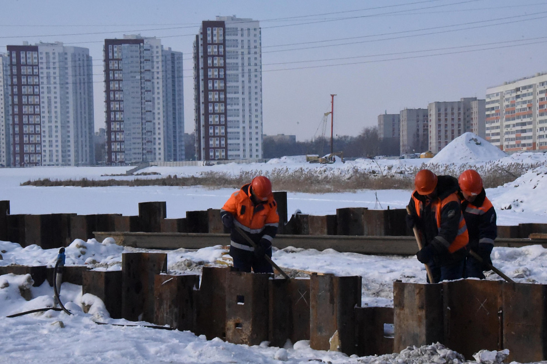 На новом мосту в створе улиц Шевченко и Смычки возводят сразу две  железобетонные опоры